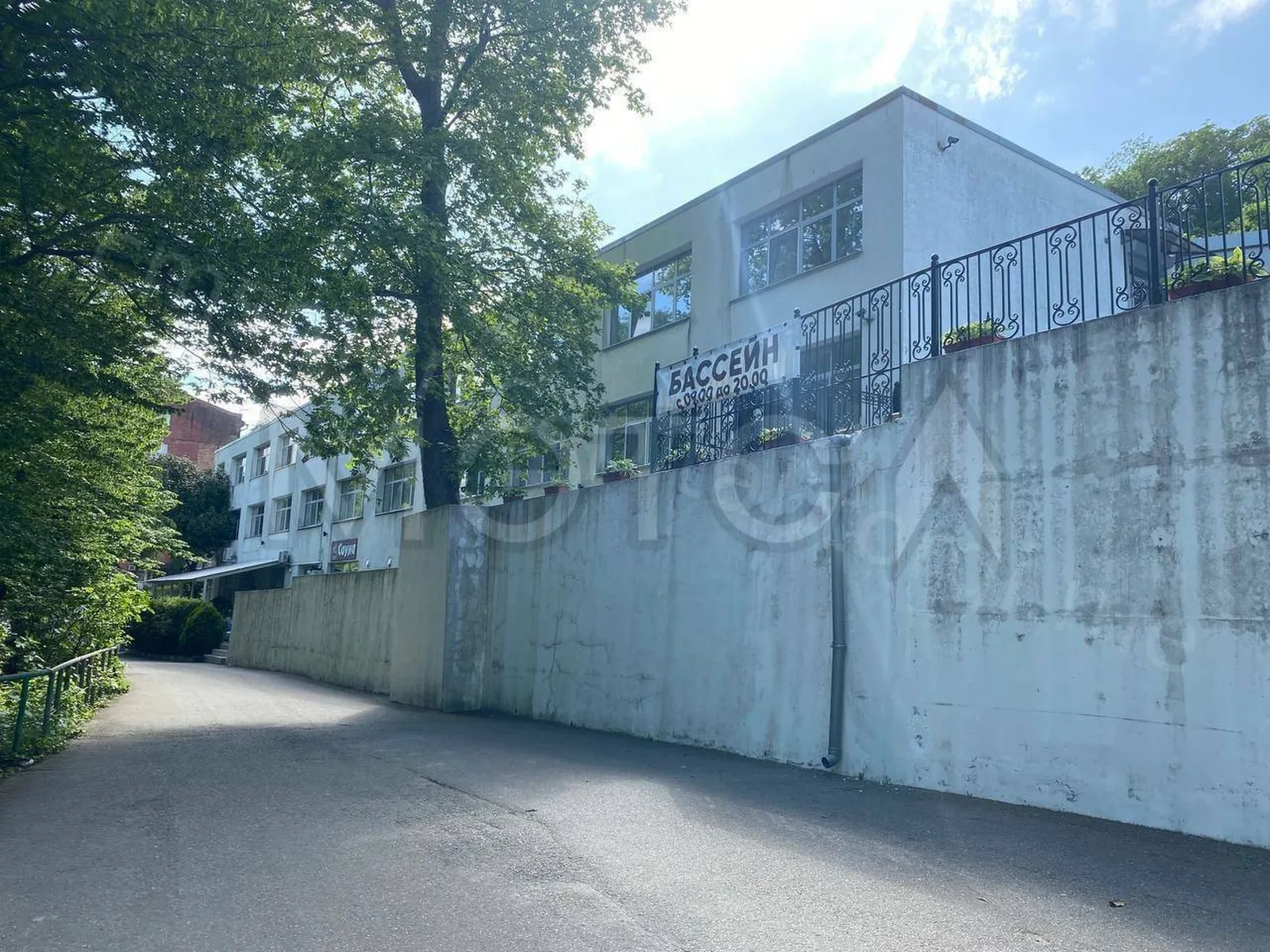 Лот №1. Доли 1/2 в праве общей собственности в недвижимом им..., фото 2